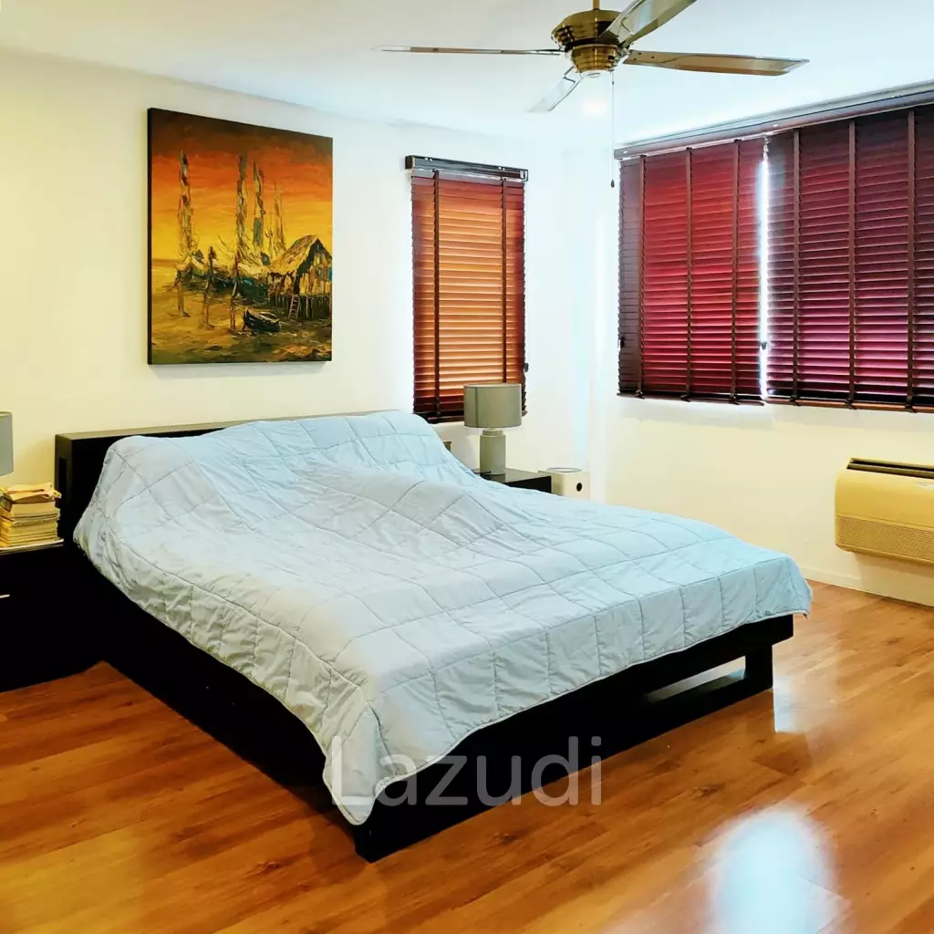 4 Bed 4 Bath 400 SQ.M Townhouse in Phra Khanong Nuea