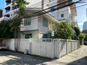 3 Bed 180sm House for Rent in Sukhumvit soi 8