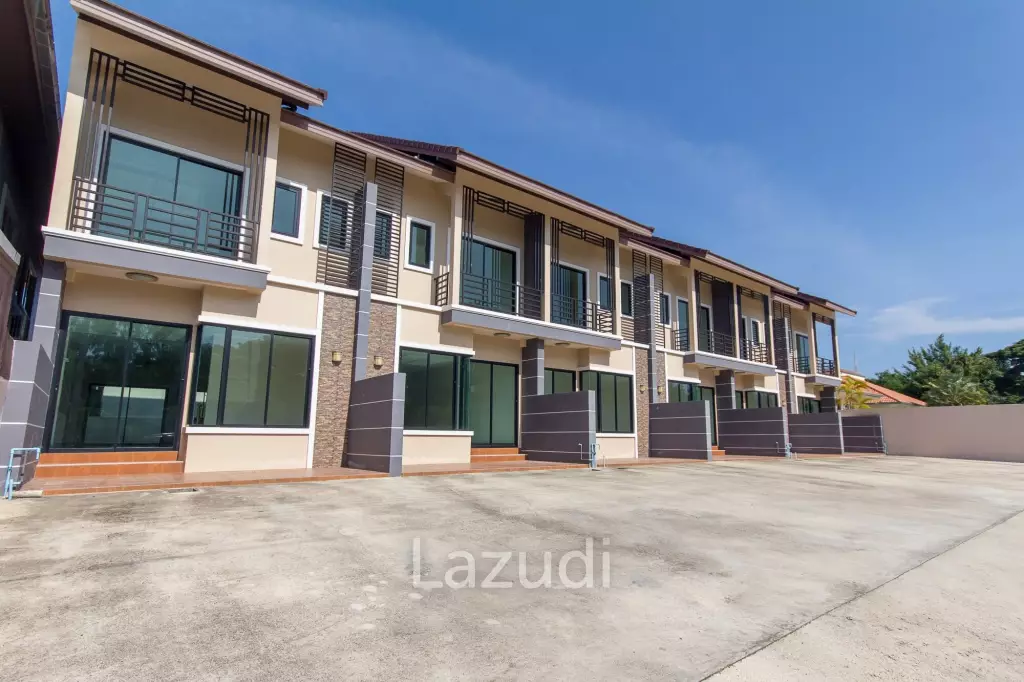 2 Bedroom townhouse, Very close to Town
