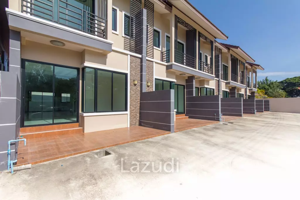 2 Bedroom townhouse, Very close to Town