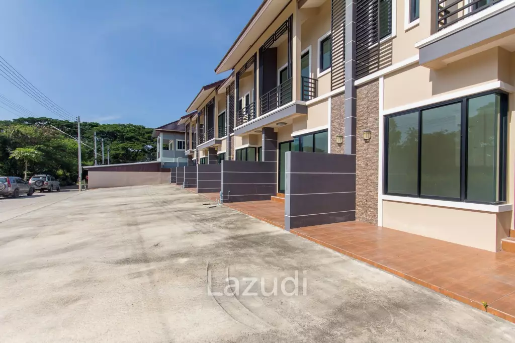 2 Bedroom townhouse, Very close to Town