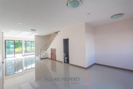 2 Bedroom townhouse, Very close to Town