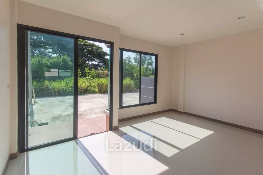 2 Bedroom townhouse, Very close to Town