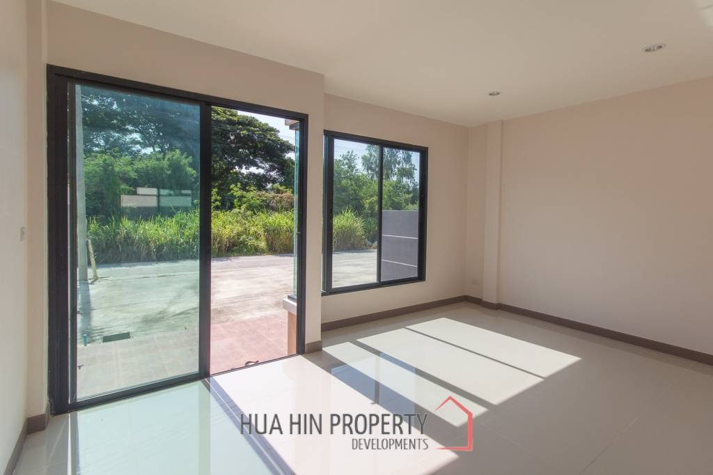2 Bedroom townhouse, Very close to Town