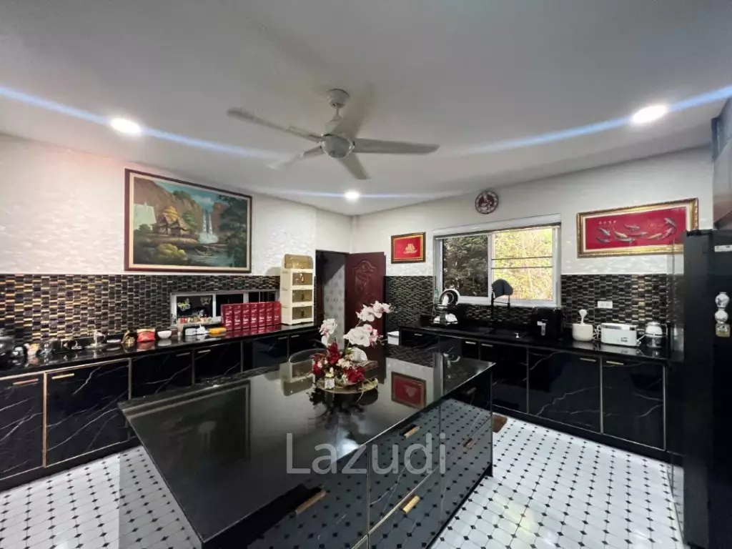 Maqnificent 6 Bedroom Villa overlooking Palm Hills Golf Course : RENTED UNTIL JAN 2024