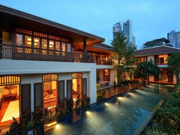 Luxury house for sale in Sukhumvit with swimming pool 1 rai over Sukhumvit Road near BTS Phrom Phong