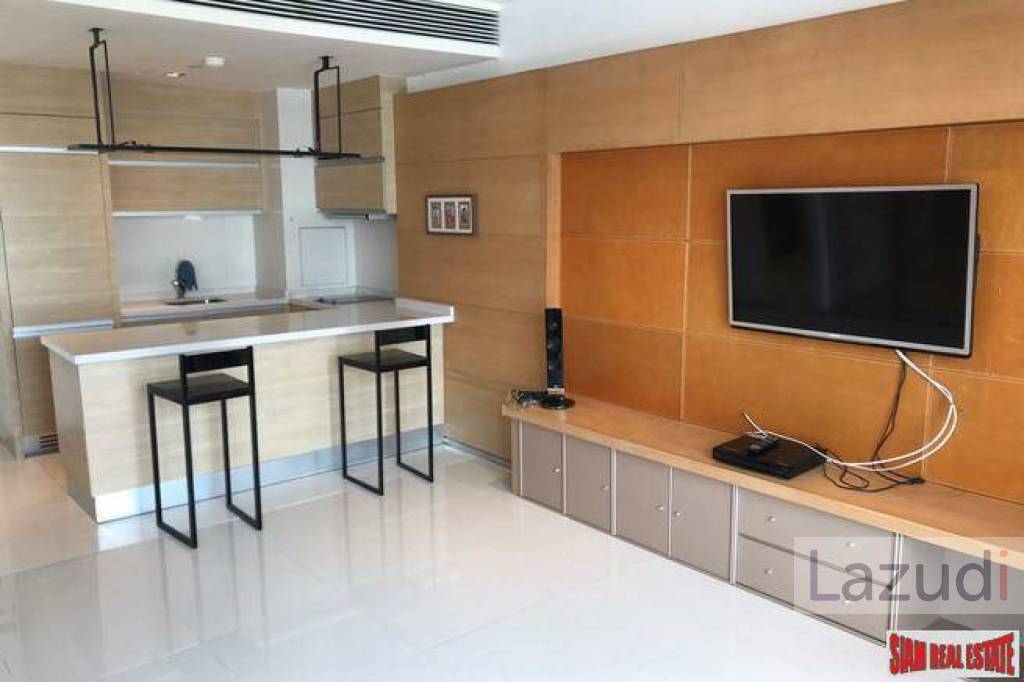 Aguston Sukhumvit 22 | Expansive City Views from this One Bedroom Condo in Phrom Phong