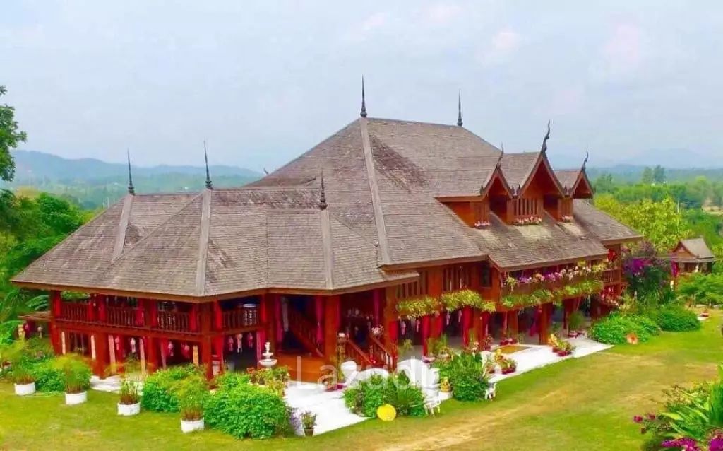 6 Bedrooms Golden Teak Mansion For Sale in Mae Taeng