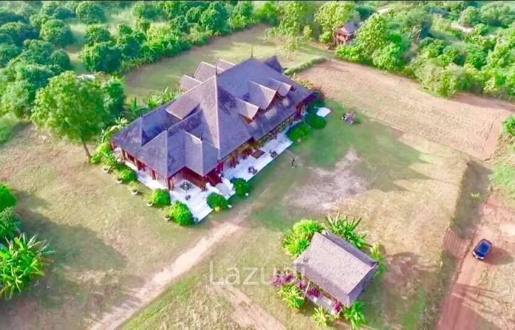 6 Bedrooms Golden Teak Mansion For Sale in Mae Taeng