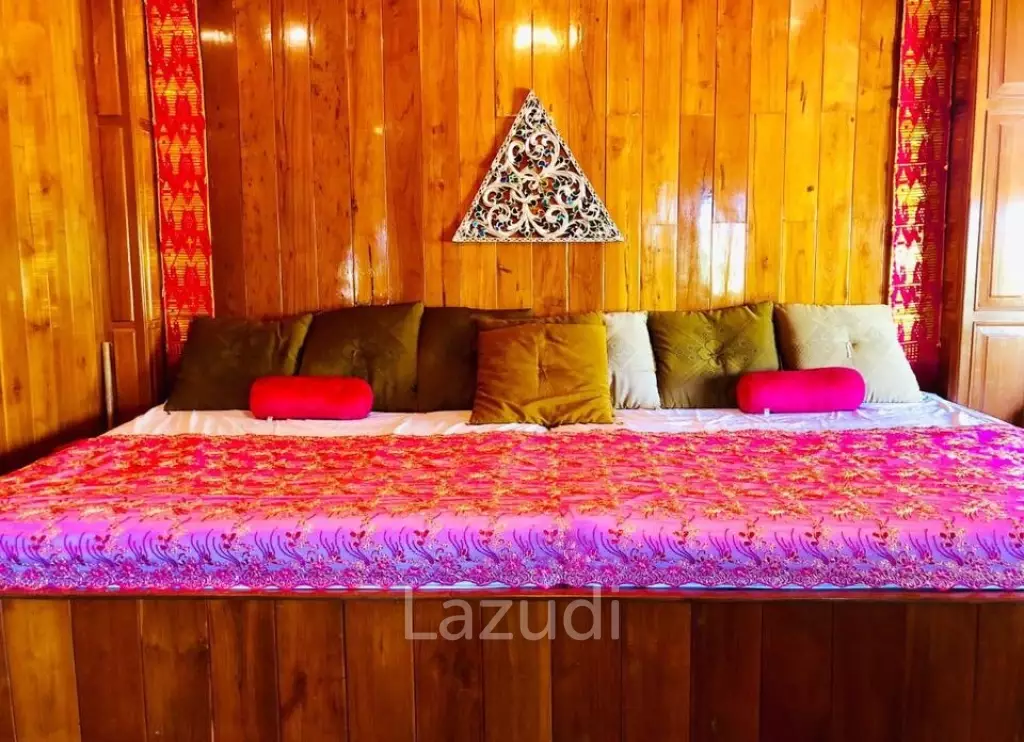 6 Bedrooms Golden Teak Mansion For Sale in Mae Taeng