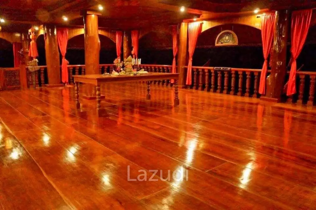 6 Bedrooms Golden Teak Mansion For Sale in Mae Taeng
