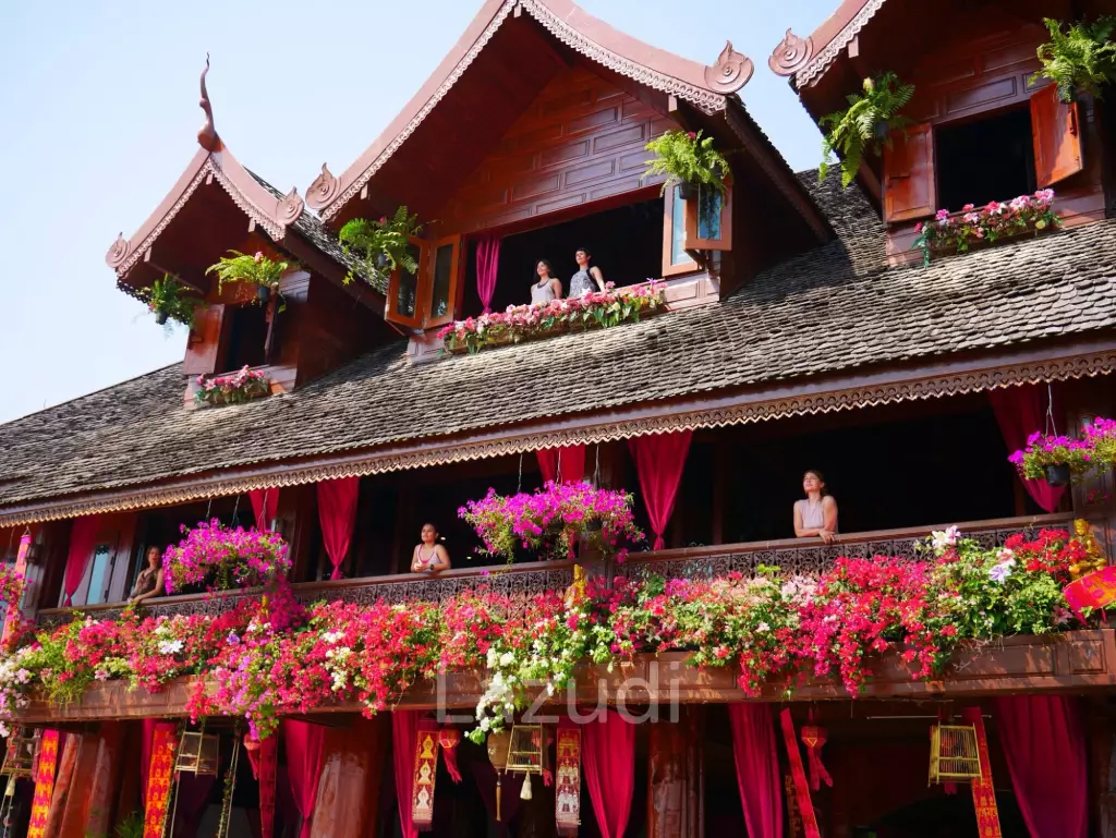 6 Bedrooms Golden Teak Mansion For Sale in Mae Taeng