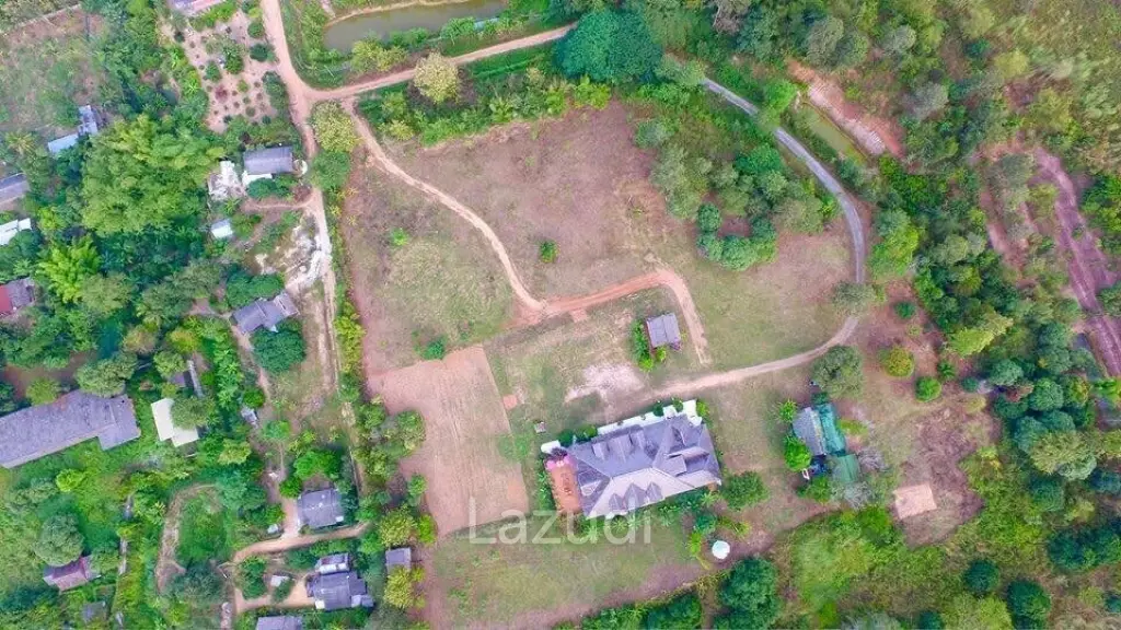 6 Bedrooms Golden Teak Mansion For Sale in Mae Taeng