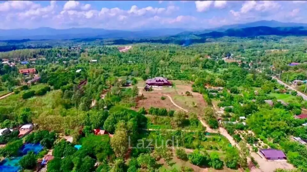 6 Bedrooms Golden Teak Mansion For Sale in Mae Taeng