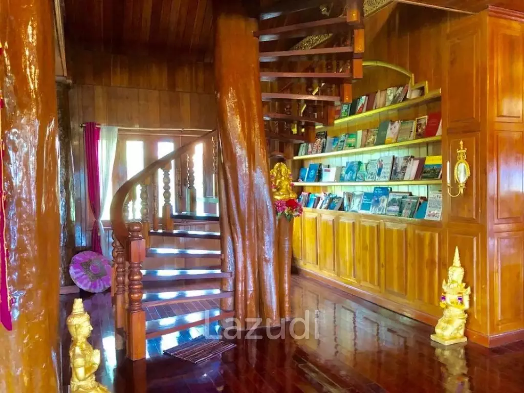 6 Bedrooms Golden Teak Mansion For Sale in Mae Taeng