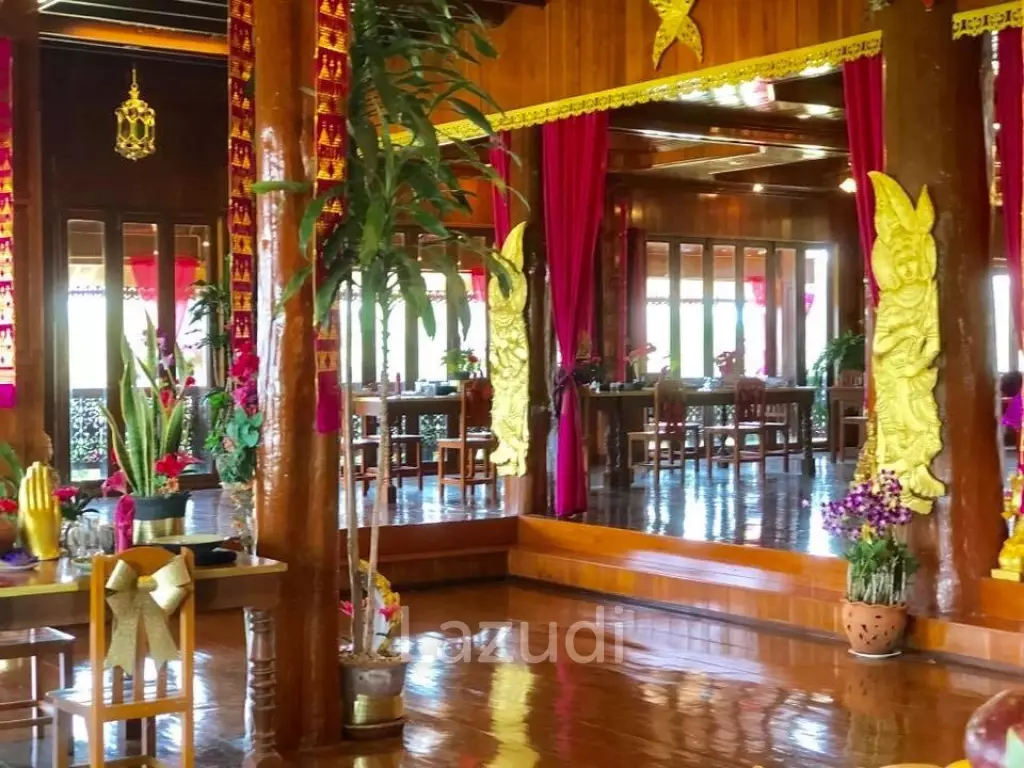 6 Bedrooms Golden Teak Mansion For Sale in Mae Taeng