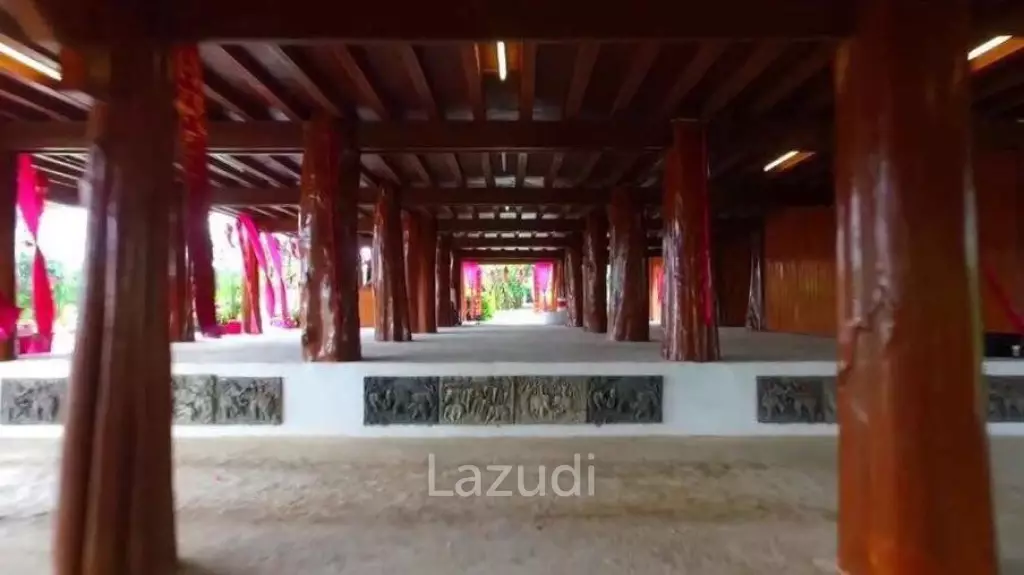 6 Bedrooms Golden Teak Mansion For Sale in Mae Taeng