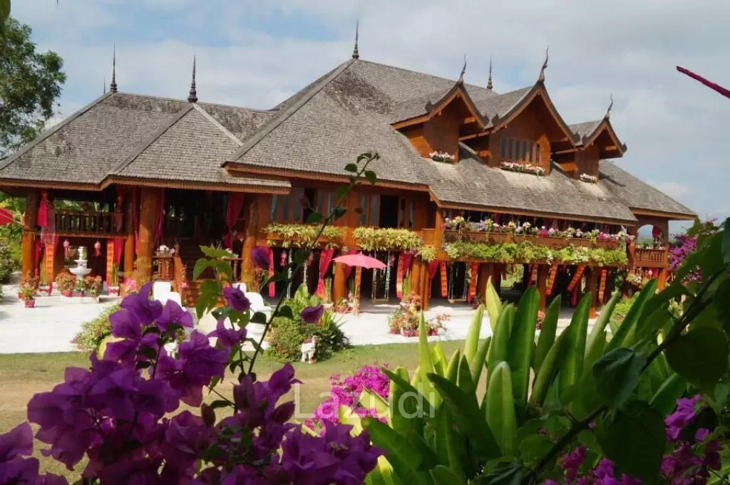 6 Bedrooms Golden Teak Mansion For Sale in Mae Taeng