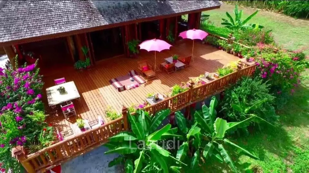 6 Bedrooms Golden Teak Mansion For Sale in Mae Taeng