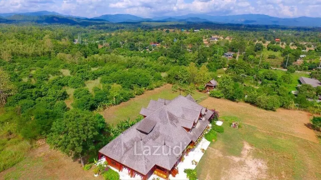6 Bedrooms Golden Teak Mansion For Sale in Mae Taeng