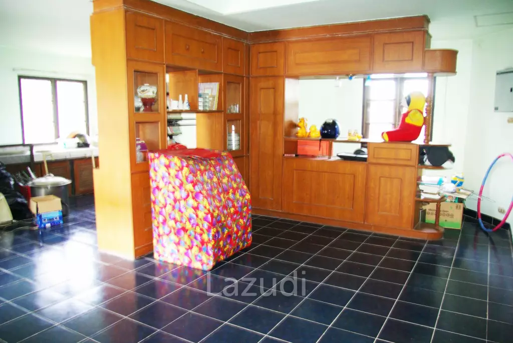 6 Bed 3 Bath Detached House