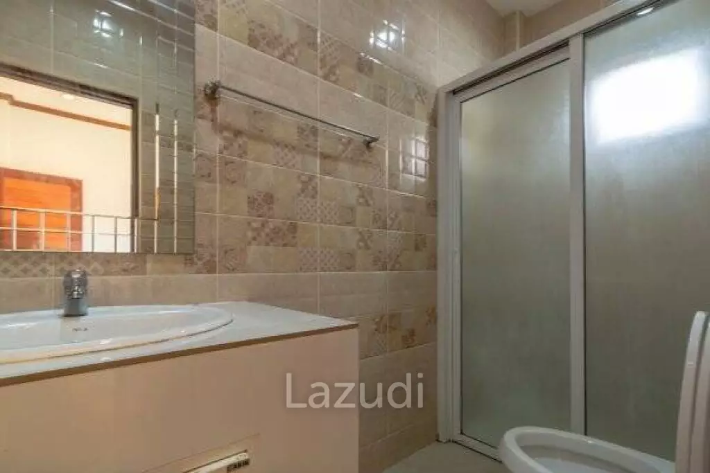 4 Bed pool villa close to town