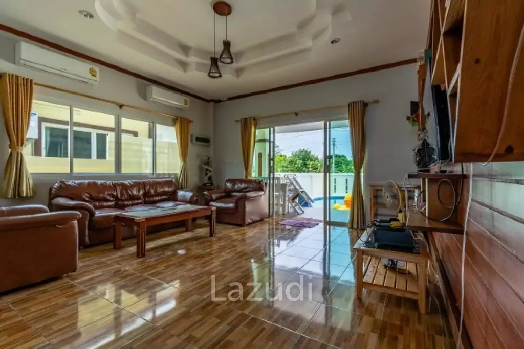 4 Bed pool villa close to town