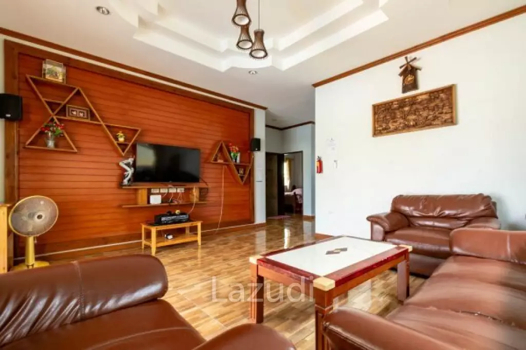 4 Bed pool villa close to town