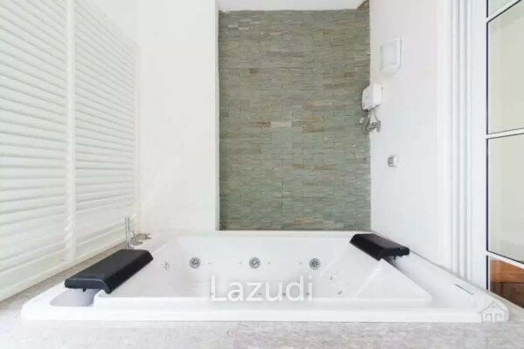 ROYAL PRINCESS : Luxurious 4 Bed  Beachfront condo