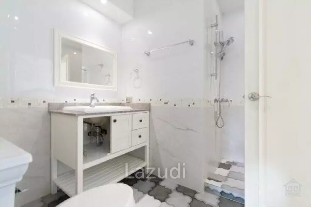 ROYAL PRINCESS : Luxurious 4 Bed  Beachfront condo