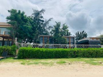 Designer Beachfront 3 bed pool villa