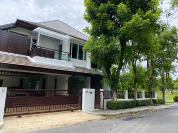 Corner single house in Compund 4 Beds For Rent