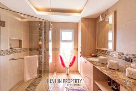 Well Maintained 4 bedroom / 4 Bathroom Pool Villa on large Plot