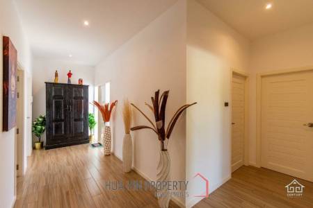 Well Maintained 4 bedroom / 4 Bathroom Pool Villa on large Plot