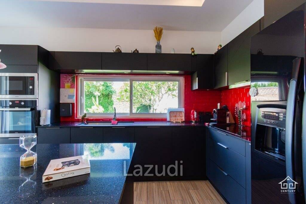 Well Maintained 4 bedroom / 4 Bathroom Pool Villa on large Plot