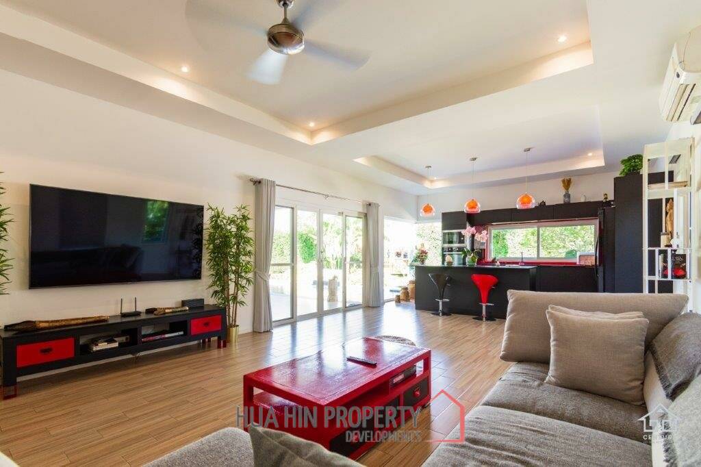 Well Maintained 4 bedroom / 4 Bathroom Pool Villa on large Plot