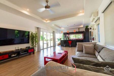 Well Maintained 4 bedroom / 4 Bathroom Pool Villa on large Plot