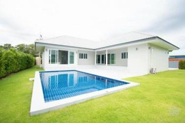 3 Bed 3 Bath New modern pool villa located in Nong Kae