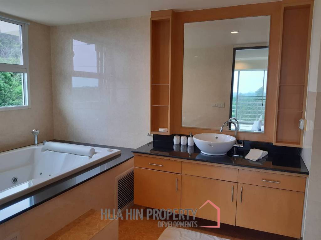 Beautiful spacious 3 Bedroom Condo at Sea Ridge