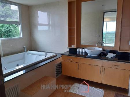 Beautiful spacious 3 Bedroom Condo at Sea Ridge