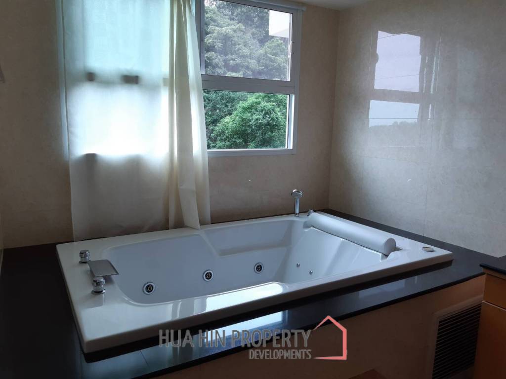 Beautiful spacious 3 Bedroom Condo at Sea Ridge