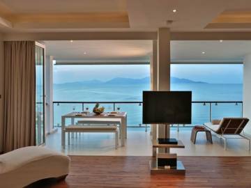 Deluxe seaside apartments