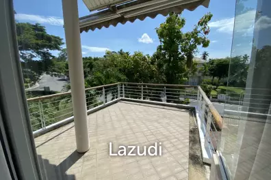 5 bedrooms Beachfront Villa for sale