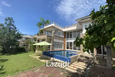 5 bedrooms Beachfront Villa for sale