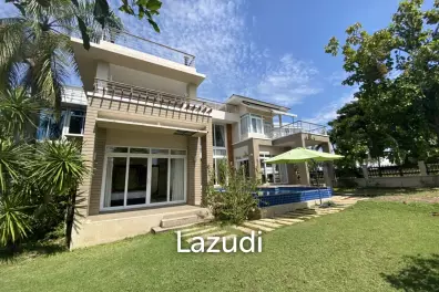 5 bedrooms Beachfront Villa for sale