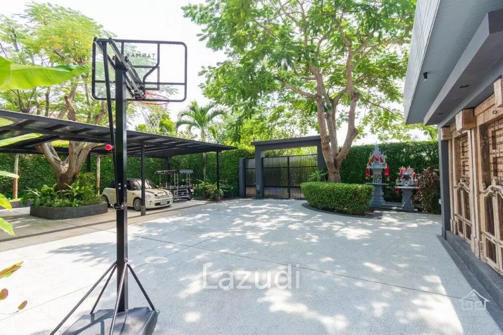 BAAN ING PHU : Designer and immaculate 8 Bed Pool Villa Estate.