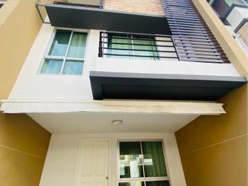 3 Beds Townhouse in Suan Luang For Sale