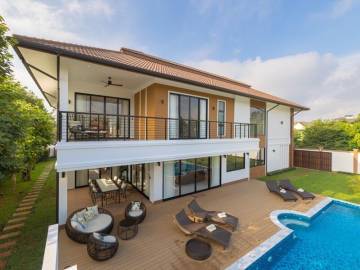 Stunning 5 bedroom pool villa near Gymkhana Golf Club