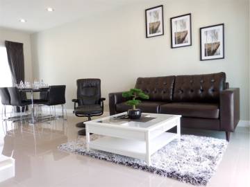Nicely furnished townhouse for sale at Karnkanok 19