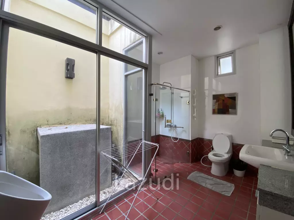 4 Bed 3 Bath 640 SQ.M Nakawari Village